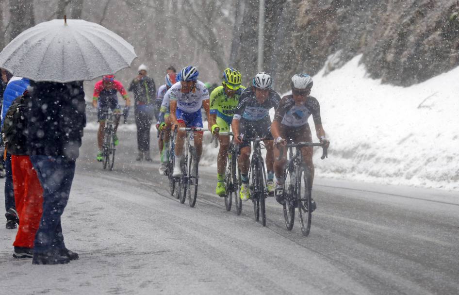 Nonostante le condizioni proibitive non mancavano gli appassionati sul Terminillo per la quinta tappa della Tirreno-Adriatico. Bettini